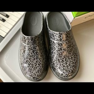 OOFOS leopard print clog